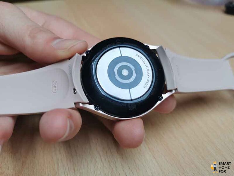 Man sieht die Sensoren einer EKG und Blutdruck Smartwatch.